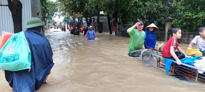 Thủy điện và hồ đập xả lũ, nhiều tuyến quốc lộ và nhà dân ở Nghệ An ngập sâu trong nước  - Ảnh 12.