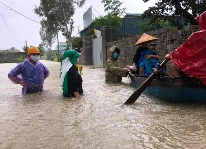 Thủy điện và hồ đập xả lũ, nhiều tuyến quốc lộ và nhà dân ở Nghệ An ngập sâu trong nước  - Ảnh 15.