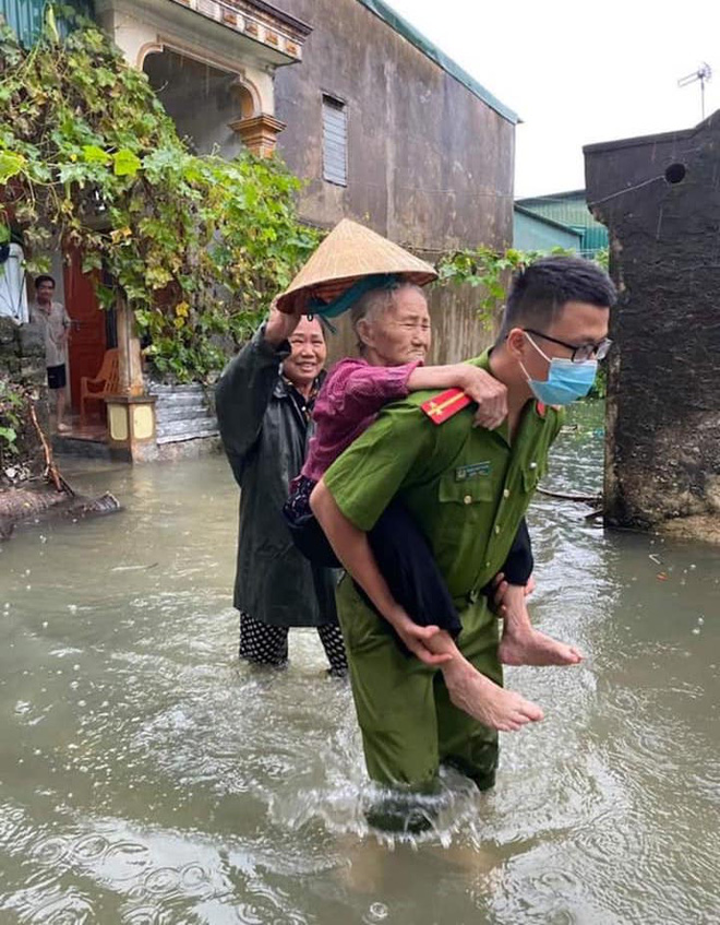 Thủy điện và hồ đập xả lũ, nhiều tuyến quốc lộ và nhà dân ở Nghệ An ngập sâu trong nước  - Ảnh 16.