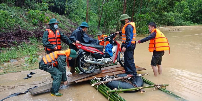 Thủy điện và hồ đập xả lũ, nhiều tuyến quốc lộ và nhà dân ở Nghệ An ngập sâu trong nước  - Ảnh 17.