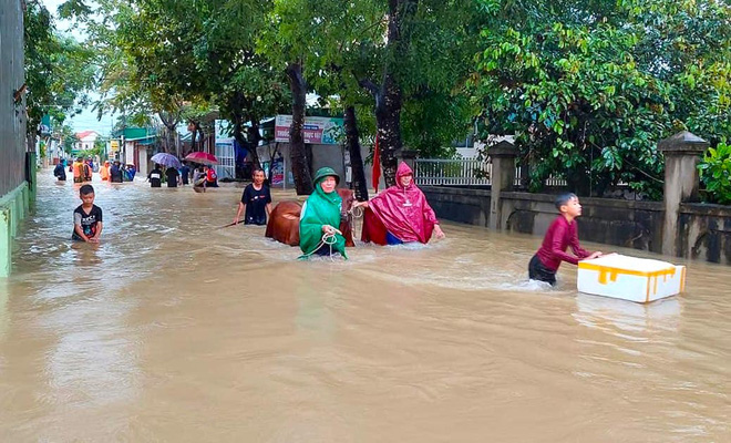 Thủy điện và hồ đập xả lũ, nhiều tuyến quốc lộ và nhà dân ở Nghệ An ngập sâu trong nước  - Ảnh 4.