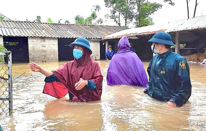 Thủy điện và hồ đập xả lũ, nhiều tuyến quốc lộ và nhà dân ở Nghệ An ngập sâu trong nước  - Ảnh 6.