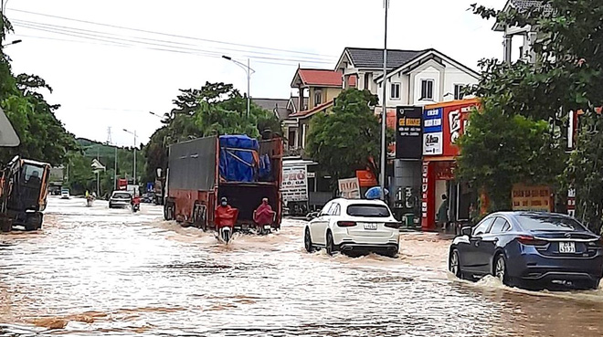 Thủy điện và hồ đập xả lũ, nhiều tuyến quốc lộ và nhà dân ở Nghệ An ngập sâu trong nước  - Ảnh 9.