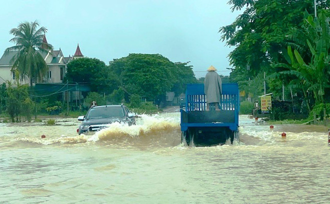 Thủy điện và hồ đập xả lũ, nhiều tuyến quốc lộ và nhà dân ở Nghệ An ngập sâu trong nước  - Ảnh 10.