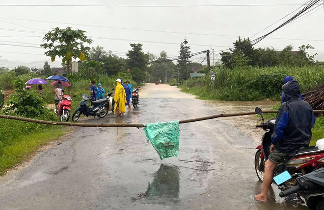 Thủy điện và hồ đập xả lũ, nhiều tuyến quốc lộ và nhà dân ở Nghệ An ngập sâu trong nước  - Ảnh 11.