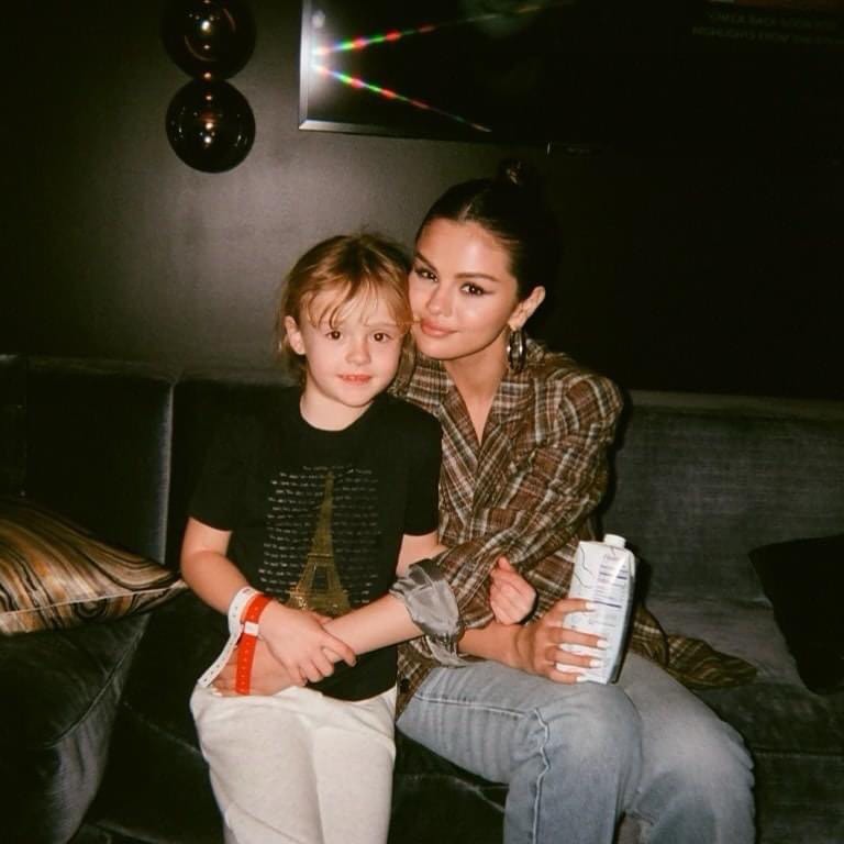 Selena Gomez mãi mới chịu khoe em gái: Visual xinh xỉu như mẫu nhí, nhìn  lại thảm đỏ Frozen 2 mới thấy khác biệt hẳn