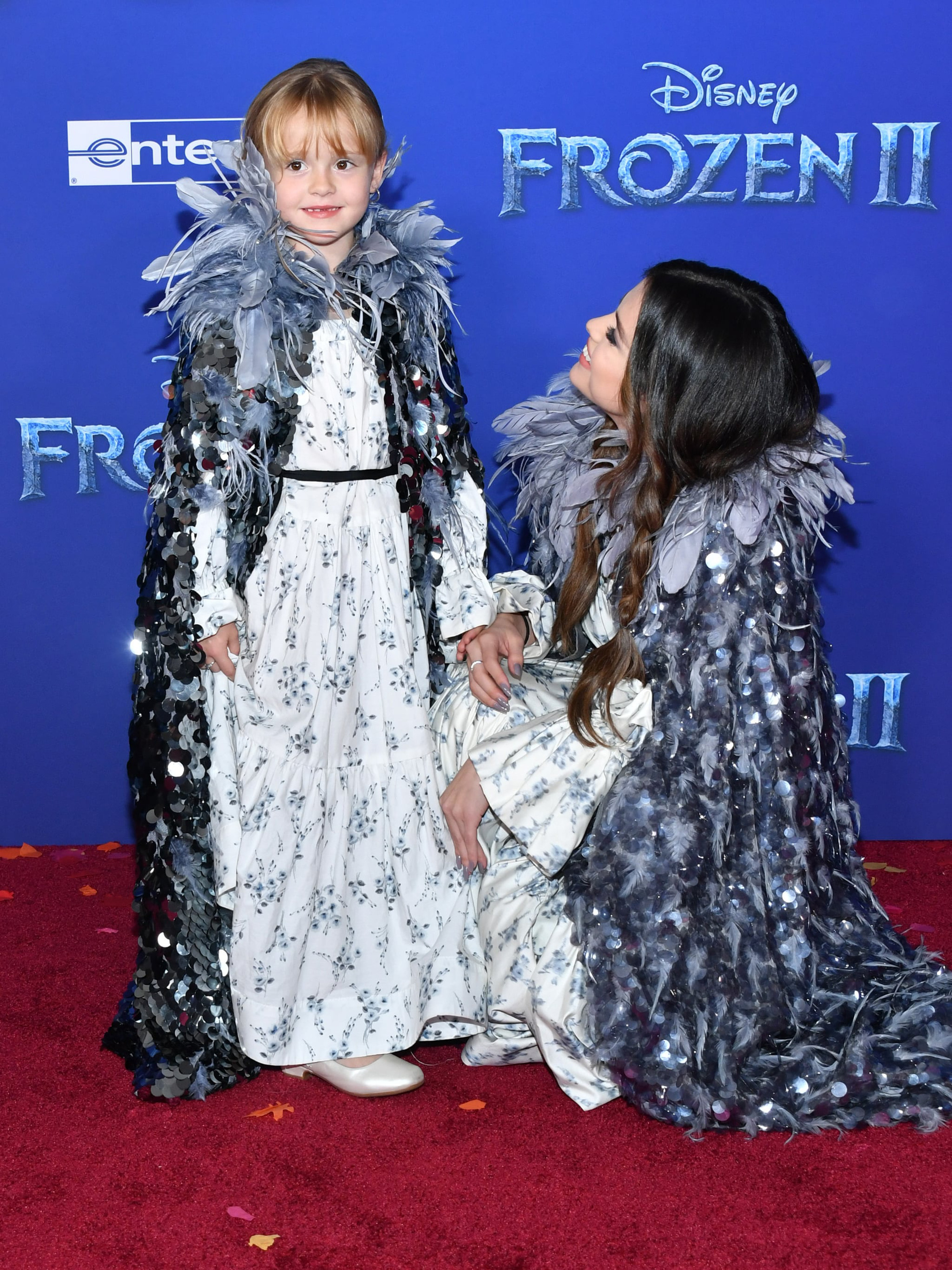 Selena Gomez mãi mới chịu khoe em gái: Visual xinh xỉu như mẫu nhí, nhìn lại thảm đỏ Frozen 2 mới thấy khác biệt hẳn