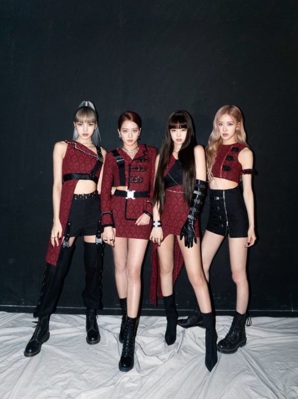 aespa - một nhóm nhạc Kpop mới nổi đã được mệnh danh là BLACKPINK thứ hai về nhan sắc và chất lượng âm nhạc. Đừng bỏ lỡ cơ hội để đối chiếu về nhan sắc giữa hai nhóm nhạc này nhé!