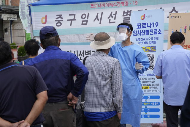 Lào đối mặt nguy cơ bùng dịch trên diện rộng, Hàn Quốc lần đầu tiên ghi nhận trên 3.000 ca mắc/ngày - Ảnh 2.