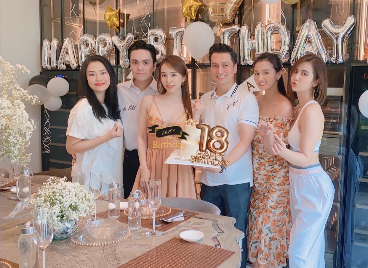 Quỳnh Nga vai kề vai cùng Việt Anh trong tiệc sinh nhật đôi, netizen soi có gì đó sai sai trong khung hình? - Ảnh 4. Quỳnh Nga vai kề vai cùng Việt Anh trong tiệc sinh nhật đôi, netizen soi có gì đó sai sai trong khung hình? - Ảnh 4.