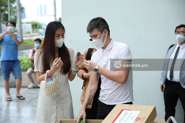 Bắt gặp Thủy Tiên lên show mới vẫn mặc đúng chiếc váy đi sao kê từ thiện cùng Công Vinh - Ảnh 3. Bắt gặp Thủy Tiên lên show mới vẫn mặc đúng chiếc váy đi sao kê từ thiện cùng Công Vinh - Ảnh 3.