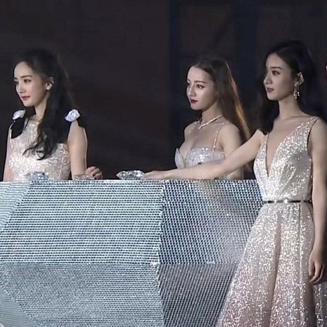 Khung hình huyền thoại Cbiz: Triệu Lệ Dĩnh đọ sắc khốc liệt bên Dương Mịch, ai ngờ bị vòng 1 của Nhiệt Ba chiếm trọn spotlight - Ảnh 3. Khung hình huyền thoại Cbiz: Triệu Lệ Dĩnh đọ sắc khốc liệt bên Dương Mịch, ai ngờ bị vòng 1 của Nhiệt Ba chiếm trọn spotlight - Ảnh 3.