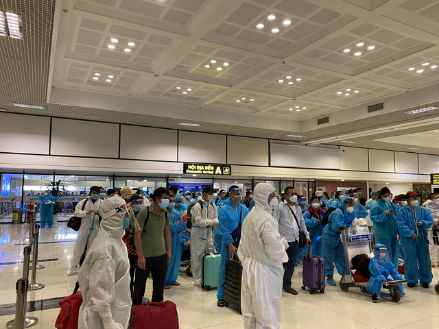 Phát hiện 4 ca dương tính trên chuyến bay đón công dân từ TP.HCM về Bắc Giang - Ảnh 2.