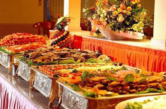 Ngồi ăn buffet suốt 5 tiếng không có ý định về, nam thanh niên lập tức đứng dậy sau khi nhận quà của chủ nhà hàng - Ảnh 2.