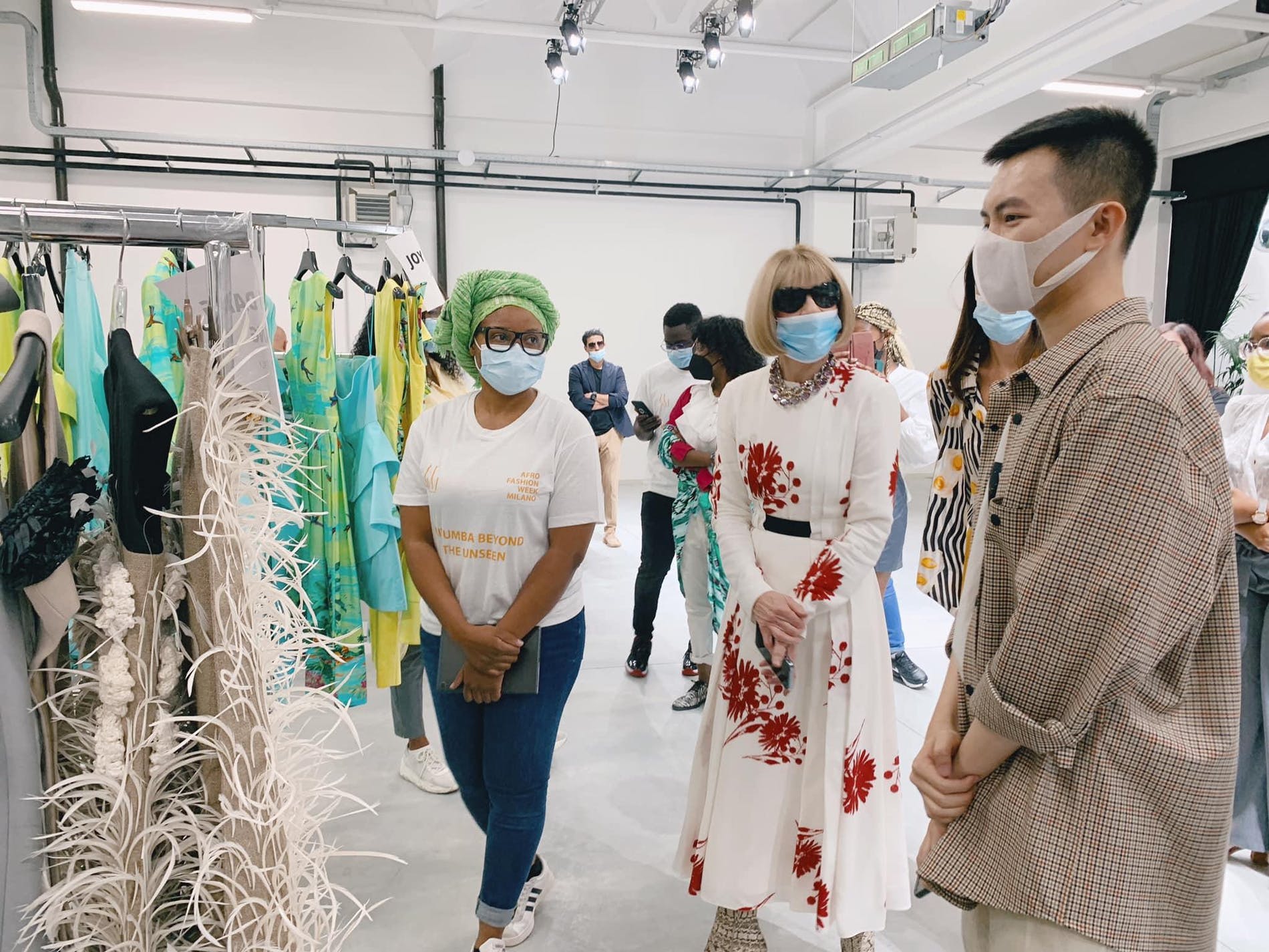 Hỏi chuyện NTK Việt được góp mặt tại Milan Fashion Week: Đến giờ vẫn chưa hết bồi hồi, tiết lộ thêm tính cách thật của 2 hung thần làng mốt - Ảnh 7.