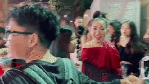 Clip hot lại: Phi Nhung than thở ngh&egrave;o qu&aacute; n&ecirc;n phải đi taxi, ekip hiến kế đi xe m&aacute;y kh&ocirc;ng đội mũ bảo hiểm liền từ chối v&igrave; 1 l&yacute; do! - Ảnh 3.
