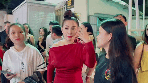 Clip hot lại: Phi Nhung than thở ngh&egrave;o qu&aacute; n&ecirc;n phải đi taxi, ekip hiến kế đi xe m&aacute;y kh&ocirc;ng đội mũ bảo hiểm liền từ chối v&igrave; 1 l&yacute; do! - Ảnh 2.