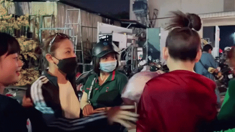 Clip hot lại: Phi Nhung than thở ngh&egrave;o qu&aacute; n&ecirc;n phải đi taxi, ekip hiến kế đi xe m&aacute;y kh&ocirc;ng đội mũ bảo hiểm liền từ chối v&igrave; 1 l&yacute; do! - Ảnh 4.