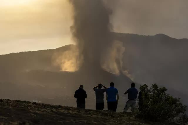 Tây Ban Nha tuyên bố vùng thảm họa do núi lửa phun trào và cam kết hỗ trợ khẩn cấp ở La Palma - Ảnh 1.