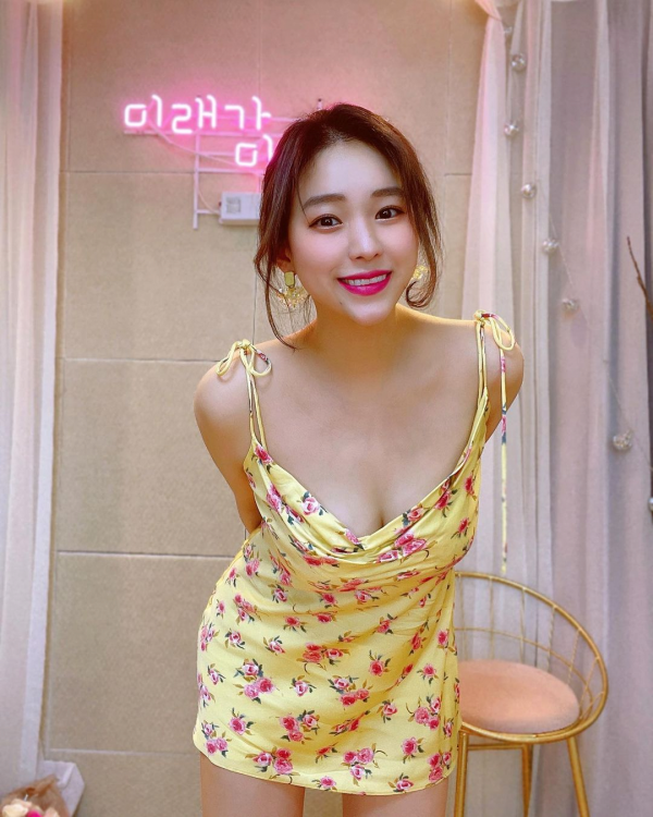 Bắt chước tư thế của Spider-Man để l&agrave;m thử th&aacute;ch lấy tiền donate, nữ streamer xinh đẹp gặp khiến fan sốc nặng v&igrave; qu&aacute; phản cảm - Ảnh 1.