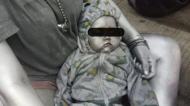 MXH lan truyền bức ảnh bé trai 10 tháng tuổi bị xịt sơn bạc đầy người, biết chân tướng sự việc cảnh sát lập tức bắt giữ bà mẹ - Ảnh 1.