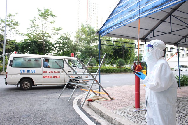C&aacute;c khu điều trị COVID-19 bắt đầu vắng b&oacute;ng bệnh nh&acirc;n - Ảnh 2.