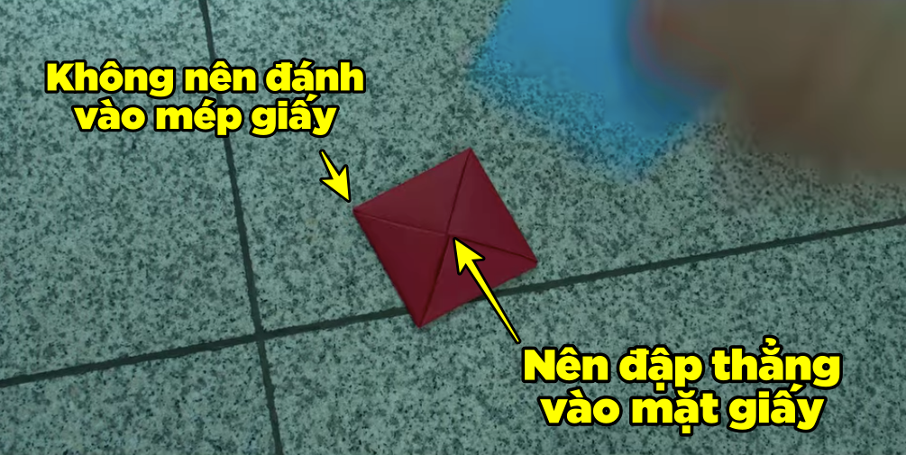 Trò đập giấy ở Squid Game hóa ra có mánh khóe cực dễ, áp dụng đảm bảo thắng 100%: Không tin vào đây mà xem! - Ảnh 4. Trò đập giấy ở Squid Game hóa ra có mánh khóe cực dễ, áp dụng đảm bảo thắng 100%: Không tin vào đây mà xem! - Ảnh 4.