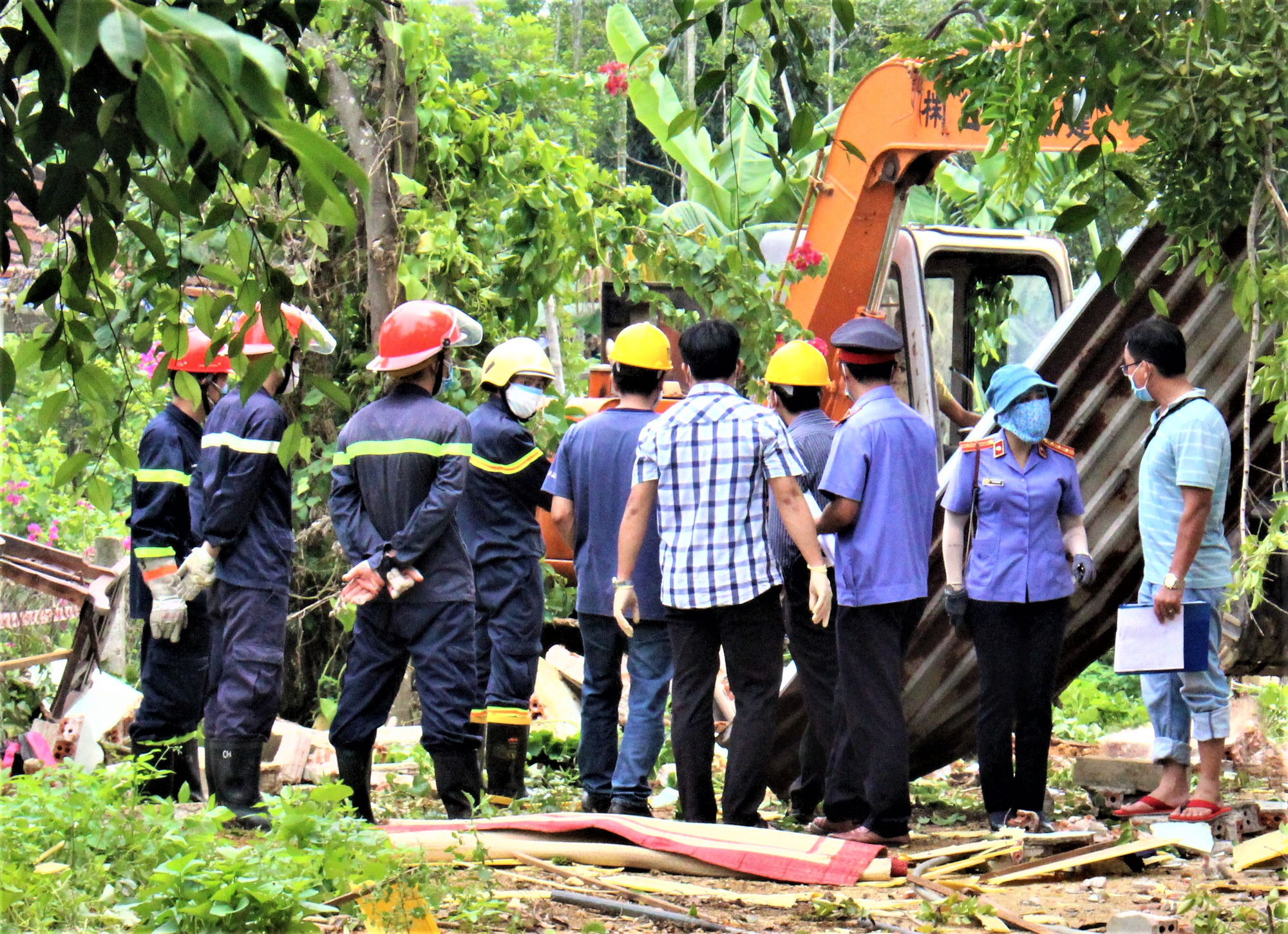 Vụ nổ kinh hoàng khiến 2 vợ chồng tử vong: Phát hiện nhiều kíp nổ tại hiện trường ngôi nhà sập - Ảnh 9.