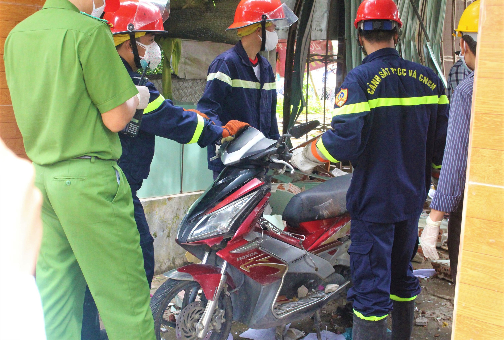 Vụ nổ kinh hoàng khiến 2 vợ chồng tử vong: Phát hiện nhiều kíp nổ tại hiện trường ngôi nhà sập - Ảnh 7.