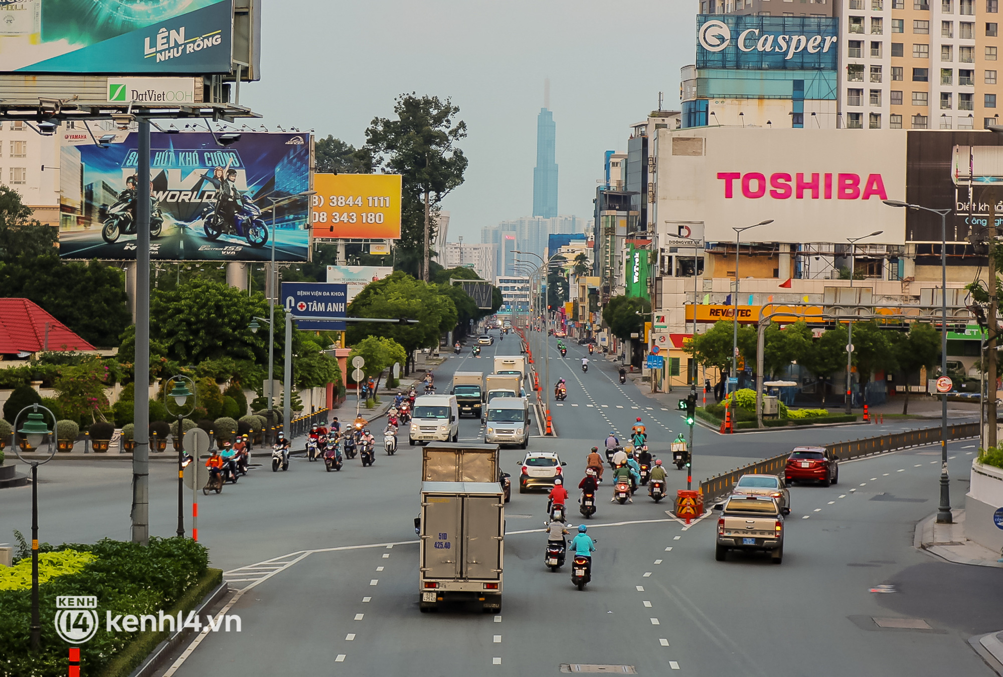 Đường phố Sài Gòn trước ngày “nới lỏng”: Lâu lắm rồi mới thấy không khí nhộn nhịp, rộn rã khắp mọi nẻo đường - Ảnh 1.