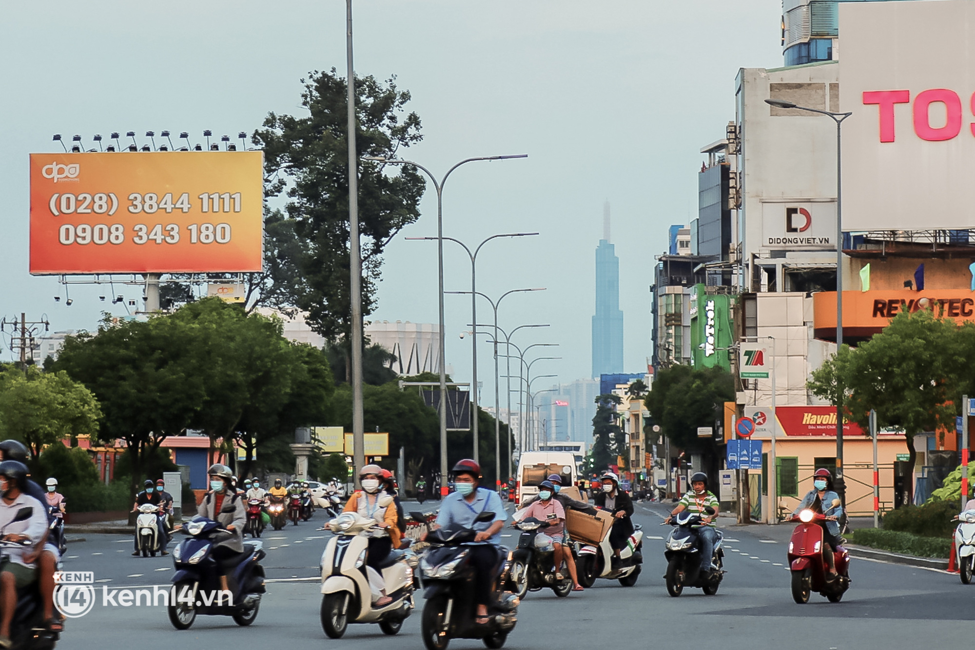 Đường phố Sài Gòn trước ngày “nới lỏng”: Lâu lắm rồi mới thấy không khí nhộn nhịp, rộn rã khắp mọi nẻo đường - Ảnh 2.