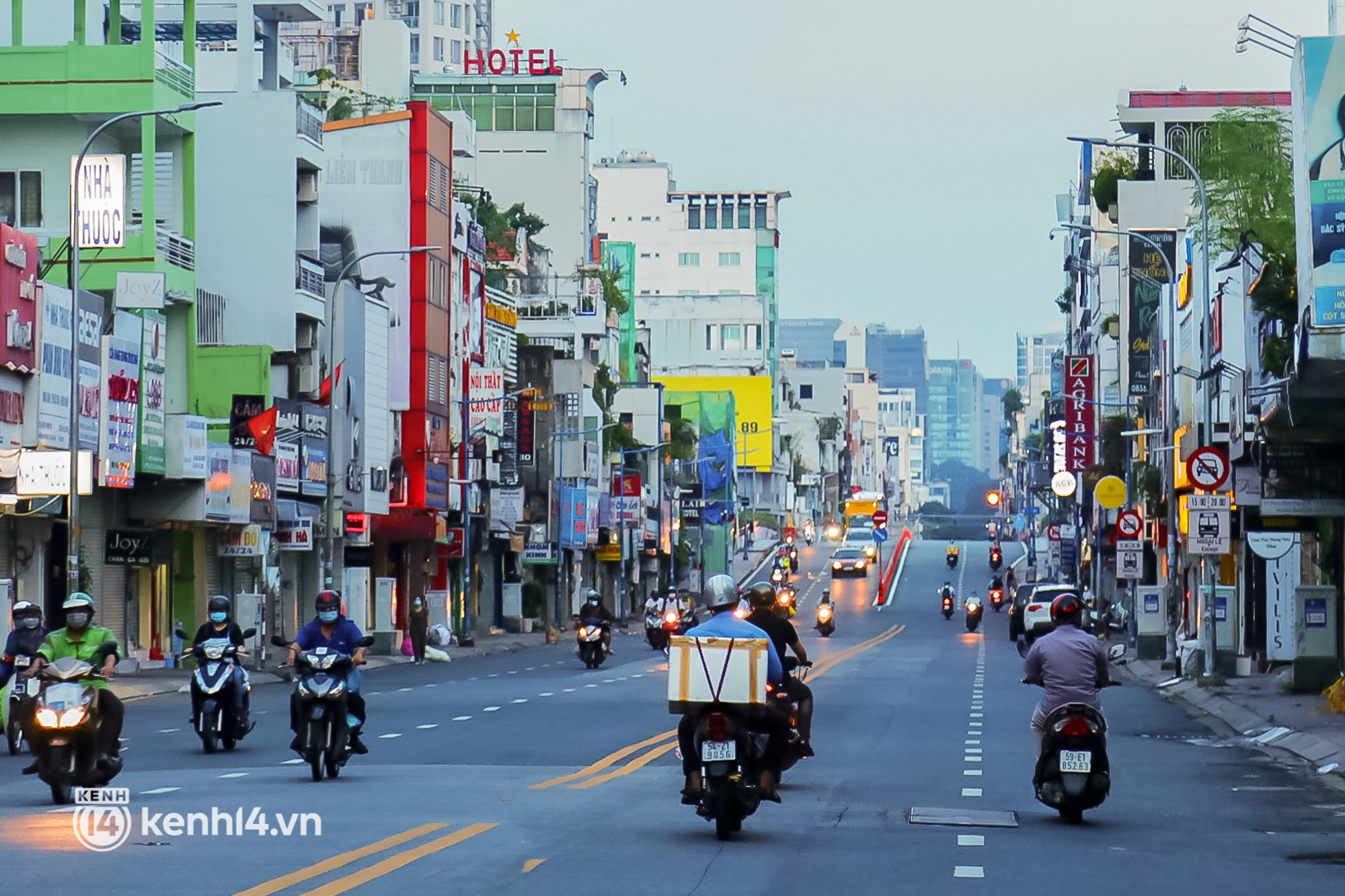 Đường phố Sài Gòn trước ngày “nới lỏng”: Lâu lắm rồi mới thấy không khí nhộn nhịp, rộn rã khắp mọi nẻo đường - Ảnh 9.