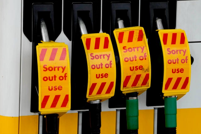 Tuyệt vọng săn xăng bằng một chiếc xe cạn bình: Cơn khủng hoảng xăng dầu chưa từng có đang xảy ra với nước Anh - Ảnh 3.