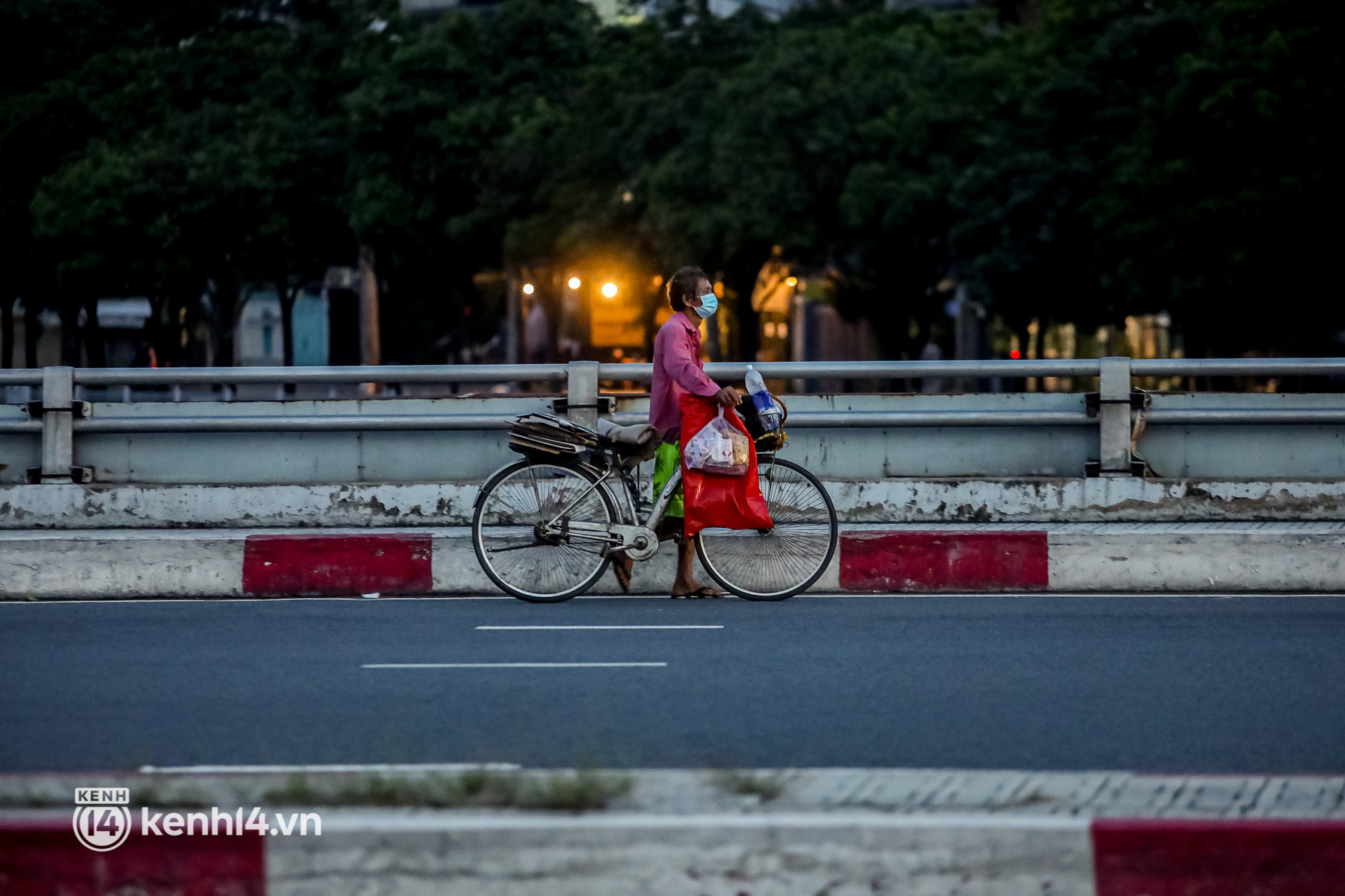 Đường phố Sài Gòn trước ngày “nới lỏng”: Lâu lắm rồi mới thấy không khí nhộn nhịp, rộn rã khắp mọi nẻo đường - Ảnh 11.