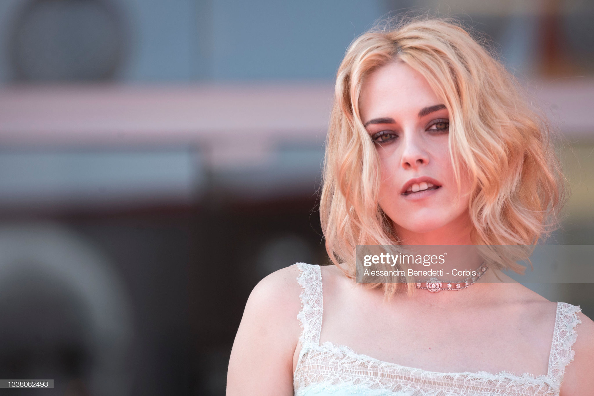 Kristen Stewart (Chạng Vạng) diện đồ hiệu khoe chân dài miên man, visual cực phẩm như phát sáng giữa LHP Venice - Ảnh 16. Kristen Stewart (Chạng Vạng) diện đồ hiệu khoe chân dài miên man, visual cực phẩm như phát sáng giữa LHP Venice - Ảnh 16.