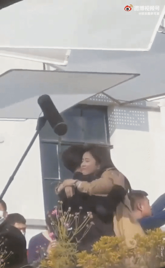 Bạch Lộc &ocirc;m cứng Nhậm Gia Lu&acirc;n, c&ograve;n đ&egrave; người thương ra thơm m&aacute; chụt chụt ở hậu trường Nhất Sinh Nhất Thế - Ảnh 2.