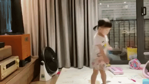 Con g&aacute;i rượu JustaTee quẩy hit BLACKPINK cực đ&aacute;ng y&ecirc;u trong khi b&agrave;i của bố th&igrave; chả thuộc, netizen hối hả k&ecirc;u debut! - Ảnh 5.