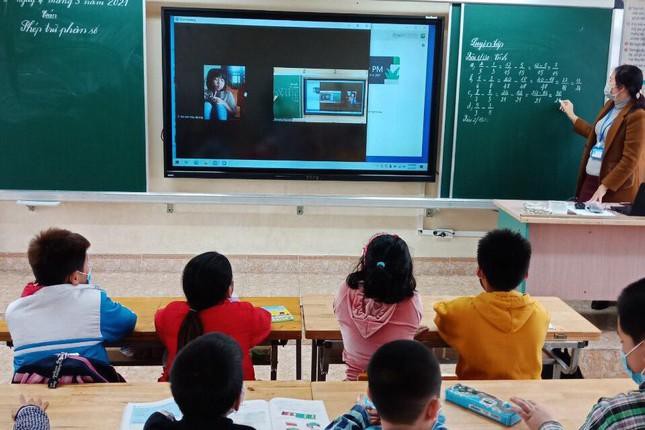 Nhiều học sinh mắc kẹt vì COVID-19 trước ngày khai giảng - Ảnh 2.