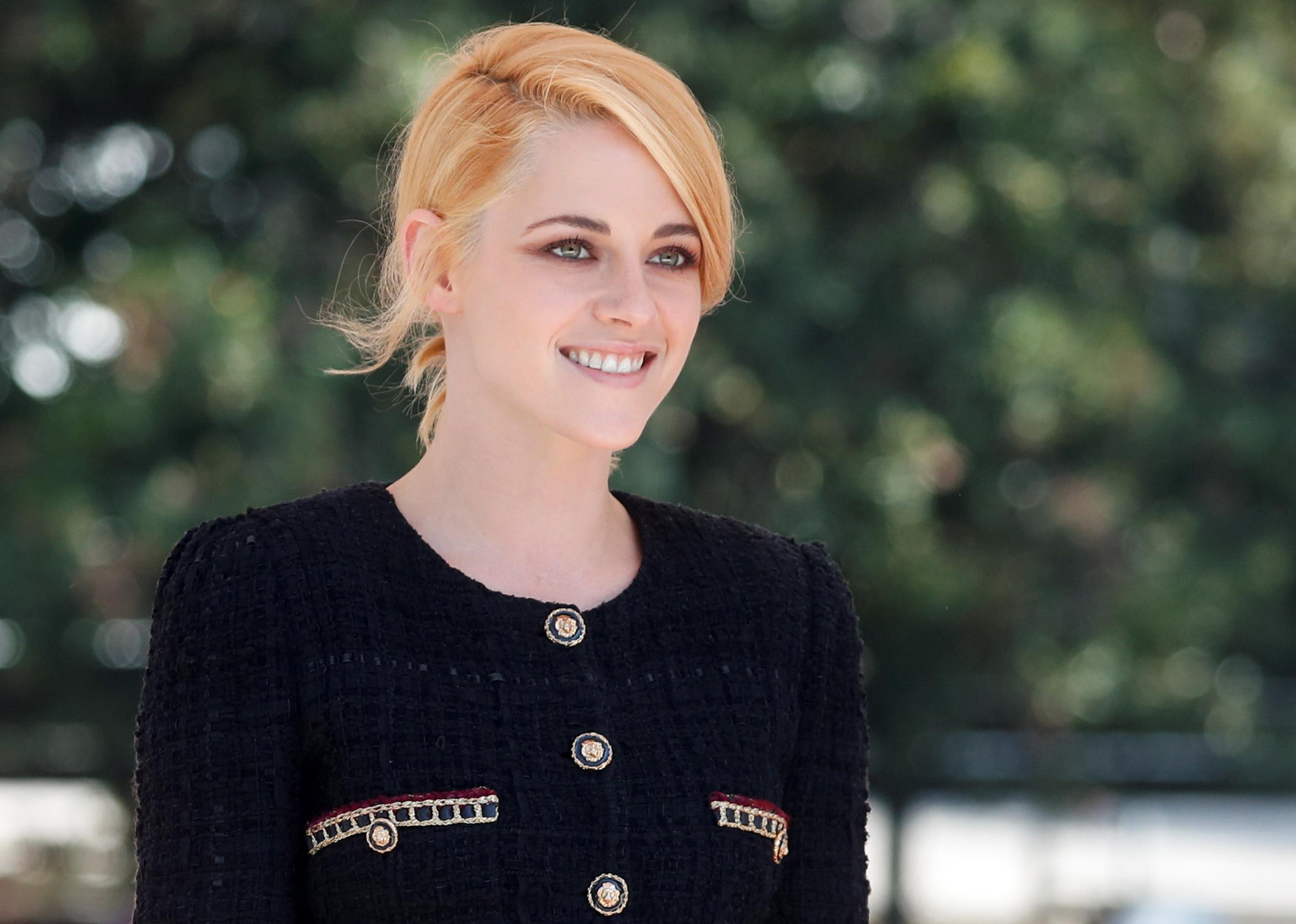 Kristen Stewart (Chạng Vạng) diện đồ hiệu khoe chân dài miên man, visual cực phẩm như phát sáng giữa LHP Venice - Ảnh 9. Kristen Stewart (Chạng Vạng) diện đồ hiệu khoe chân dài miên man, visual cực phẩm như phát sáng giữa LHP Venice - Ảnh 9.