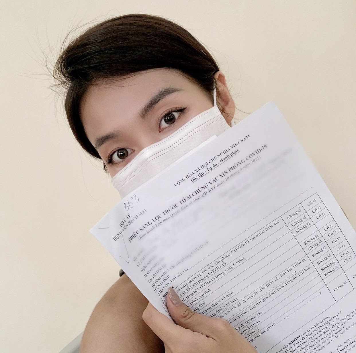 Bị nhắc nhở trang phục không phù hợp khi đi tiêm vắc xin, Khả Ngân nói gì? - Ảnh 2. Bị nhắc nhở trang phục không phù hợp khi đi tiêm vắc xin, Khả Ngân nói gì? - Ảnh 2.