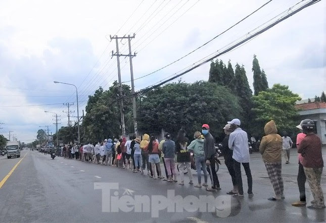 Dân Bình Dương háo hức đi tiêm vắc xin khi nghe tin ai đã tiêm được thông hành - Ảnh 1.