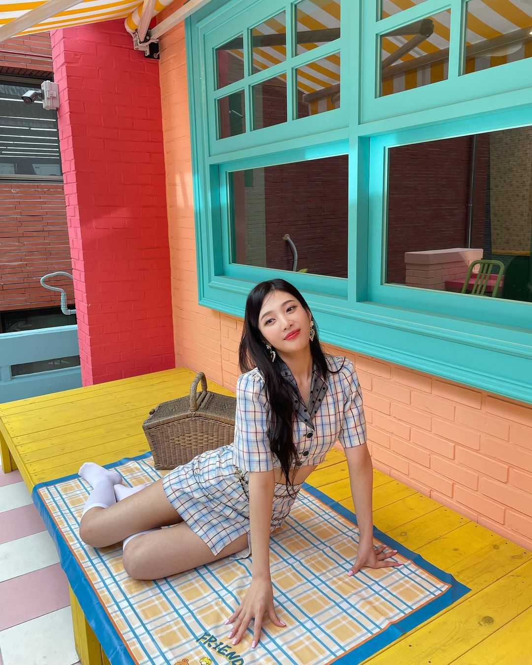 Đây mới là định nghĩa đẹp tựa búp bê sống: Nữ thần gây sốc visual với combo mặt đẹp vô thực, đôi chân như được PTS - Ảnh 5. Đây mới là định nghĩa đẹp tựa búp bê sống: Nữ thần gây sốc visual với combo mặt đẹp vô thực, đôi chân như được PTS - Ảnh 5.