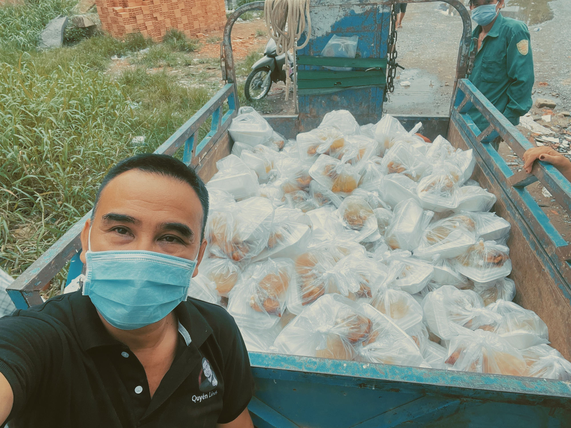 Quyền Linh bất ngờ hết tiền điện thoại trên sóng livestream, dân tình từ bật cười chuyển sang xúc động vì lý do đằng sau - Ảnh 6. Quyền Linh bất ngờ hết tiền điện thoại trên sóng livestream, dân tình từ bật cười chuyển sang xúc động vì lý do đằng sau - Ảnh 6.