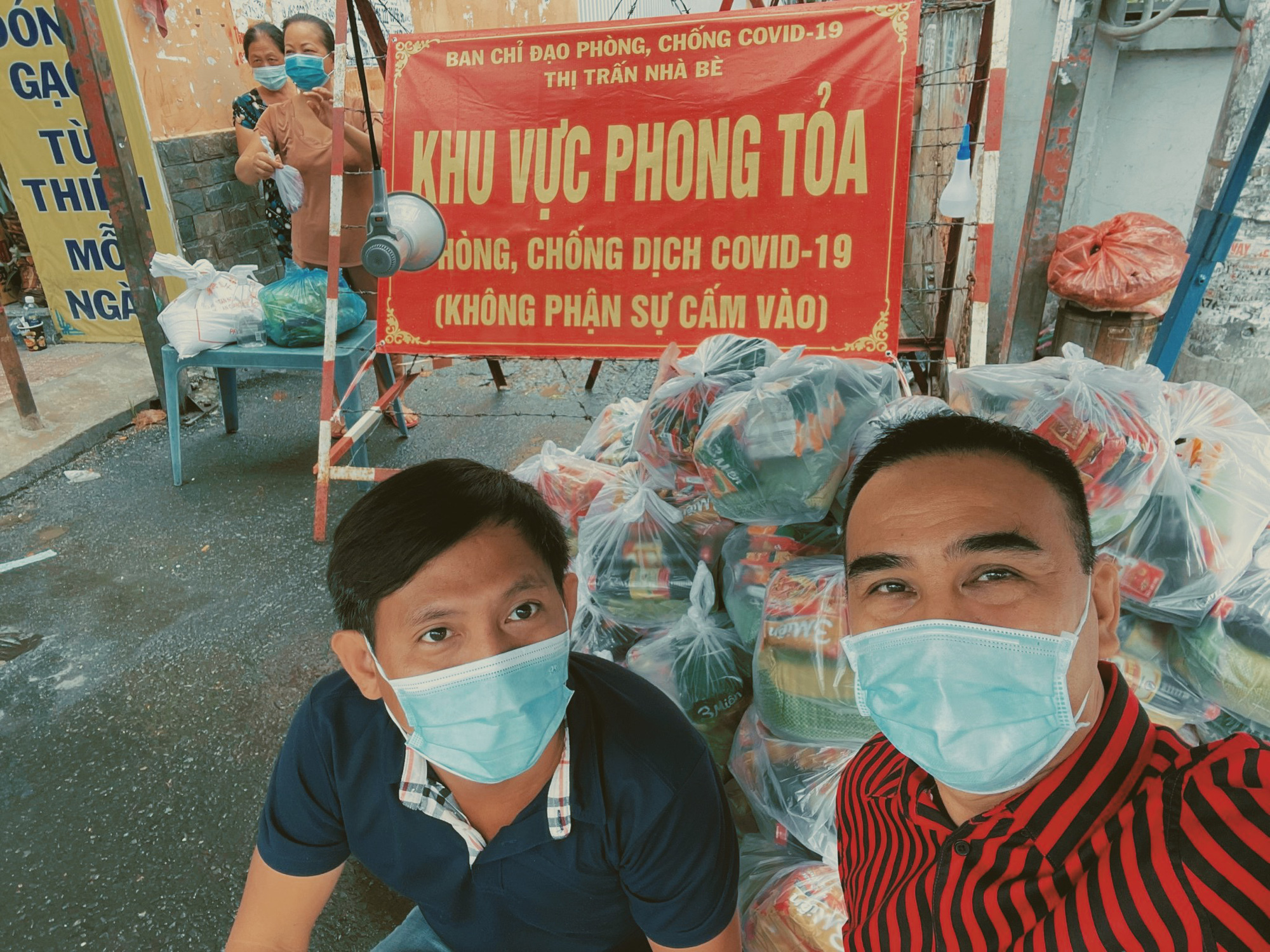 Quyền Linh bất ngờ hết tiền điện thoại trên sóng livestream, dân tình từ bật cười chuyển sang xúc động vì lý do đằng sau - Ảnh 5. Quyền Linh bất ngờ hết tiền điện thoại trên sóng livestream, dân tình từ bật cười chuyển sang xúc động vì lý do đằng sau - Ảnh 5.