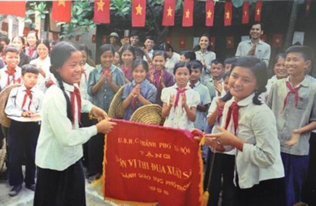 Loạt ảnh khai giảng của thế hệ 7x, 8x khiến d&acirc;n mạng thốt l&ecirc;n: Sao ng&agrave;y xưa nh&igrave;n b&igrave;nh y&ecirc;n qu&aacute;, trong trẻo qu&aacute;! - Ảnh 1.