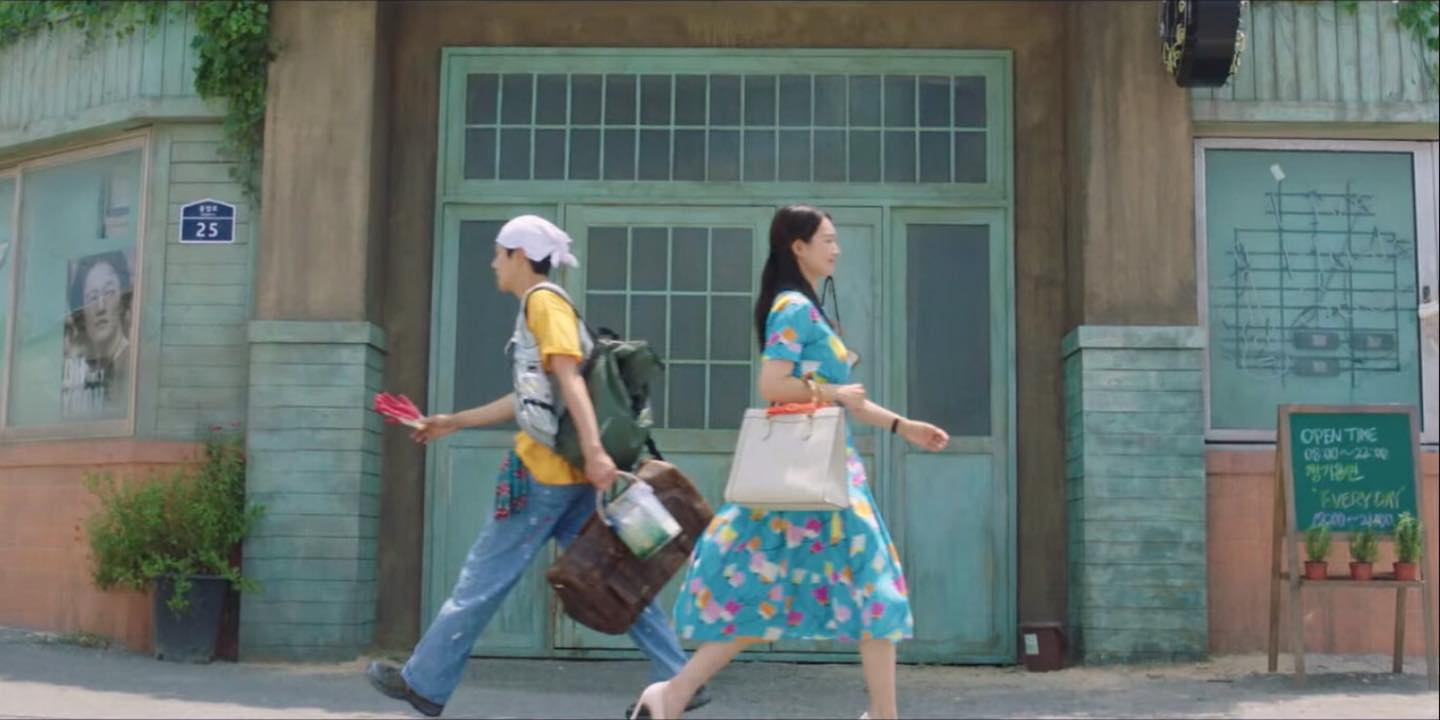 Đâu phải tự dưng lại diện đồ sặc sỡ, Shin Min Ah chỉ đang muốn thả chút thính với Kim Seon Ho cho dân tình dậy sóng thôi mà - Ảnh 2.