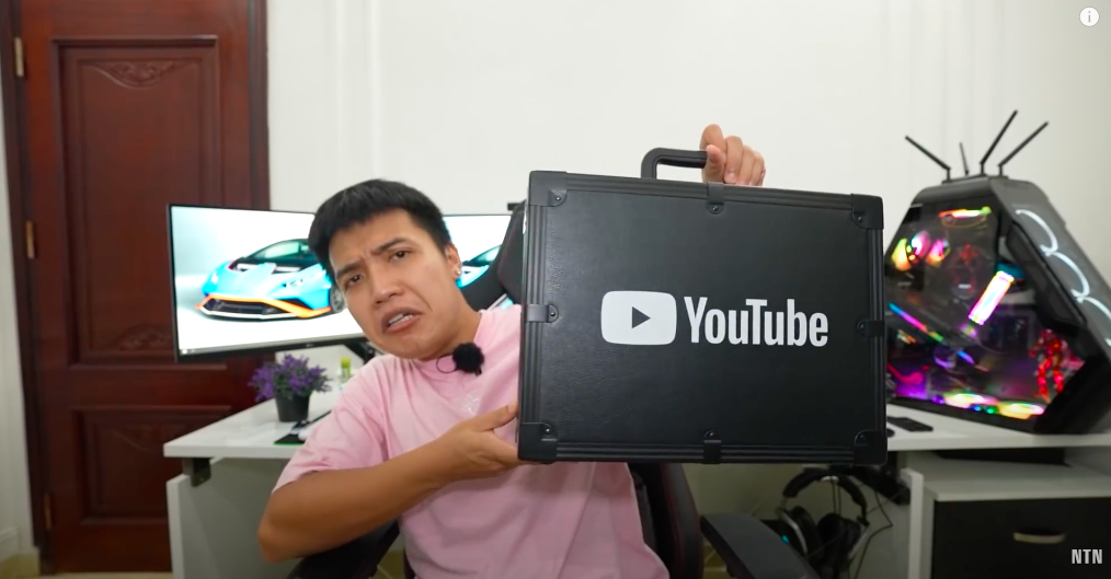 NTN đập hộp n&uacute;t kim cương YouTube, c&oacute; g&igrave; đặc biệt trong chiếc vali trị gi&aacute; 10 triệu subscribe? - Ảnh 3.