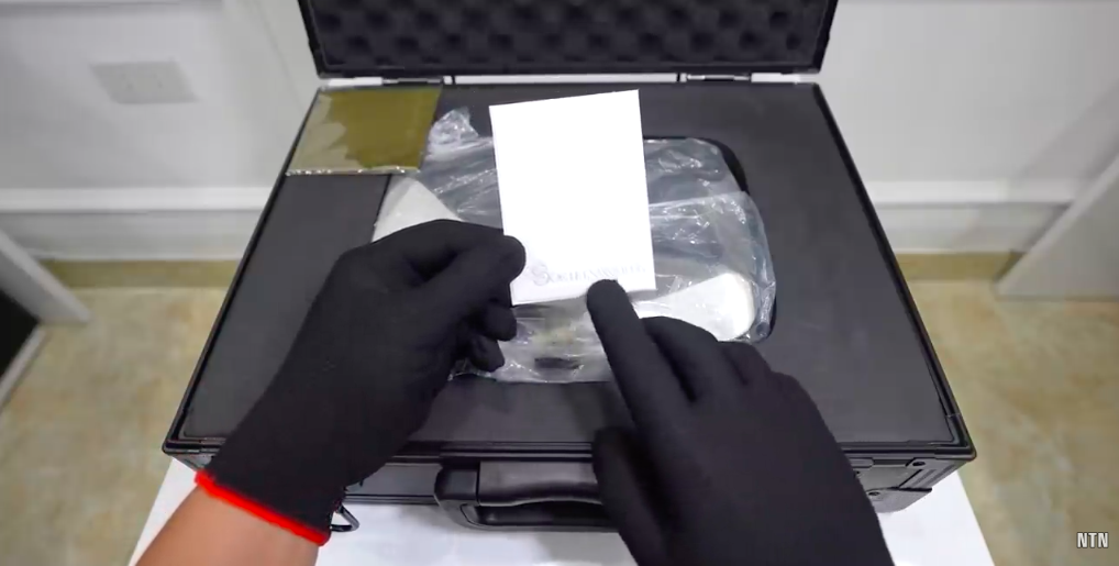 NTN đập hộp n&uacute;t kim cương YouTube, c&oacute; g&igrave; đặc biệt trong chiếc vali trị gi&aacute; 10 triệu subscribe? - Ảnh 4.