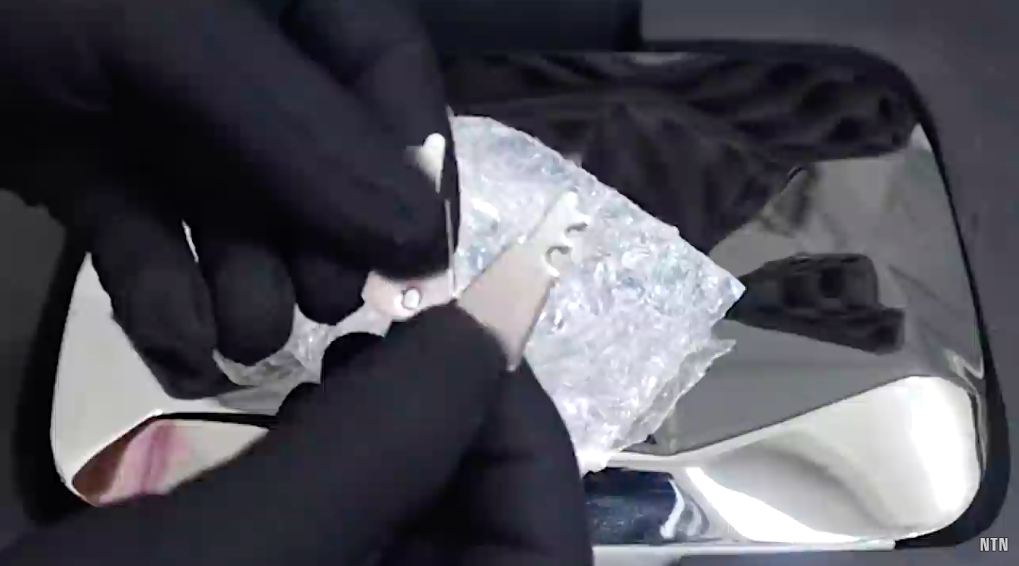 NTN đập hộp n&uacute;t kim cương YouTube, c&oacute; g&igrave; đặc biệt trong chiếc vali trị gi&aacute; 10 triệu subscribe? - Ảnh 6.