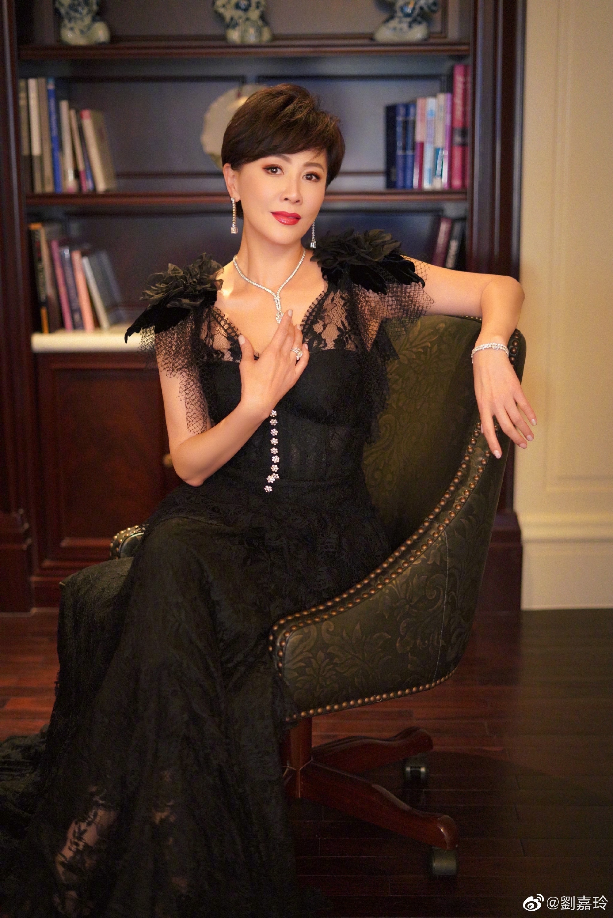 Lưu Gia Linh: Chị đại Cbiz cướp bồ bạn thân, tủi nhục vì bị mafia cưỡng hiếp sau 3 tiếng mất tích bí ẩn và cú twist ở tuổi 55 - Ảnh 2. Lưu Gia Linh: Chị đại Cbiz cướp bồ bạn thân, tủi nhục vì bị mafia cưỡng hiếp sau 3 tiếng mất tích bí ẩn và cú twist ở tuổi 55 - Ảnh 2.